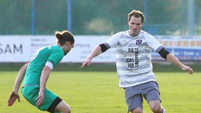 Bild: war
Andreas Wendl (rechts) bleibt Spielertrainer beim SV Etzenricht.