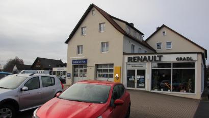 Bild: kro
Aus Autohaus Gradl wird künftig „Auto & Reifen Trenner“ heißen. Bevor Benjamin Trenner die Werkstatt am 9. Januar unter neuem Namen öffnet, laufen aktuell einige Umbauarbeiten.