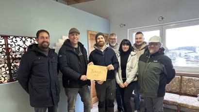 Bild: Eka Reber/exb
Mit einer Spende von 500 Euro unterstütz die Freie Wählergmeinschaft den Verein Bonsai.