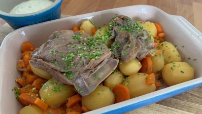 Bild: Michael Schiffer
Die pochierte Lammschulter auf einem Bett aus Kartoffeln und gelben Rüben. Dazu serviert OWZ-Küchenchef Michael Schiffer eine Mascarpone-Soße mit Kräutern oder Keimlingen.