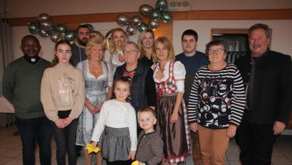Bild: kro
Im Kreise ihrer Familie feierte Marianne Zottmeier (Mitte) ihren 80. Geburtstag. Links von ihr steht Tochter Gabriele, rechts Tochter Claudia. Mit auf dem Bild sind ihre Enkelkinder und Urenkelkinder sowie Pfarrvikar Luke Eze (links), Zweiter Bürgermeister Johann Brandl (rechts) und Andrea Zinnecker (Zweite von rechts) von den Wanderfreunden Mitterteich.
