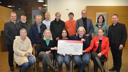 Bild: dob
Diesmal dürfen sich Bildungseinrichtungen wie Kindergärten und Schulen über eine Zuwendung der Vereinigten Sparkasse freuen. Vorstandsvorsitzender Gerhard Hösl (rechts) und Verwaltungsratsvorsitzender sowie Bürgermeister Andreas Wutzlhofer (links) warten bereits im wenige Tage alten Jahr mit dieser frohen Kunde auf.