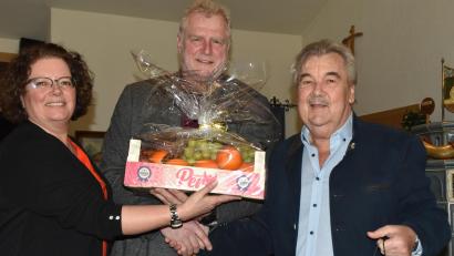 Bild: hcz
Mit einem "gesunden" Geschenkkorb danken 2. Vorsitzende Ramona Hannes und Heimatring- Vorsitzender Heiner Vierling Helmut Schwägerl für dessen 41 Jahre Tätigkeit im Vorstand.