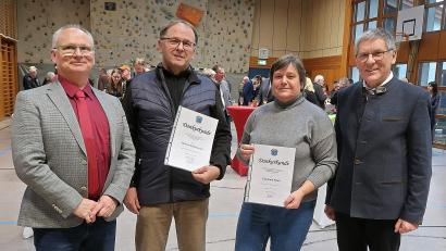 Bild: bsc
Helmut Radimerski (Zweiter von links) und Lisa Rauh (Zweite von rechts) wurden beim Neujahrsempfang für ihr langes ehrenamtliches Engagement durch Zweiten Bürgermeister Christian Bischof (links) und Bürgermeister Oskar Schuster (rechts) mit der Bürgermedaille ausgezeichnet.