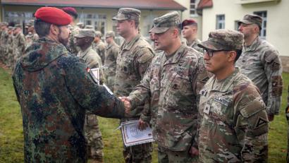 Bild: US-Armee, Spc Adrian Greenwood 
Oberstleutnant Florian Rommel (links) händigt die Urkunden und Schützenschnüre an die US-Soldaten aus.