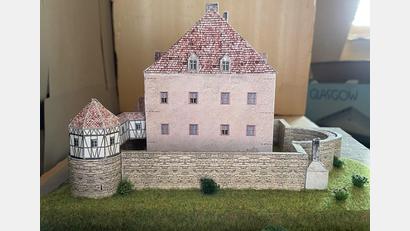 Bild: Matthias Helzel
Matthias Helzel hat aufgrund des aufgefundenen Plans von 1774 ein Rekonstruktions-Modell des Gressenwöhrer Schlosses erstellt. Dieses Bild zeigt die Ansicht von Süden mit der Umfassungsmauer und dem Eckturm.