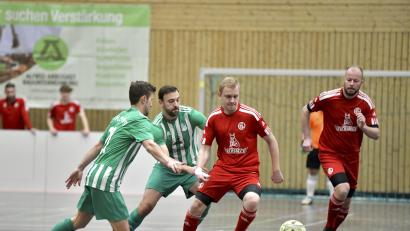 Archivbild: Hubert Ziegler
Gastgeber SV Köfering – im Bild eine Szene aus dem Vorjahr mit Spielertrainer Dennis Kramer (Zweiter von links) – gewann im Vorjahr das Hallenfußballturnier um den Hubertus-Cup.