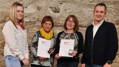 Bild: BRK/exb
BRK-Sachbearbeiterin Tanja Gorisch (links) überreicht mit Ehrenamtsvertreter Thomas Rauch (rechts) die Urkunden und Auszeichnungsspangen an Ursula Prösl (Zweite von links) und Birgit Hartwich (Zweite von rechts) die Urkunden. Ursula Prösl blickt auf ein halbes Jahrhundert BRK-Arbeit zurück.