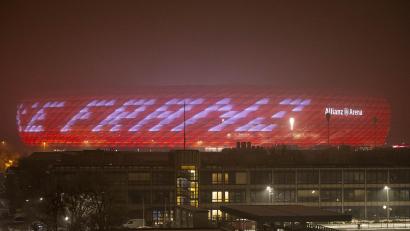 Symbolbild: Lennart Preiss /dpa
Die Allianz Arena ist mit dem Schriftzug "Danke Franz", in Erinnerung an den verstorbenen Franz Beckenbauer, beleuchtet