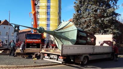 Bild: Stadt Tirschenreuth/exb
Der Glockenturm des Klettnersturms Tirschenreuth wurde im Ganzen vom Dach gehoben und auf einen Lkw verladen.