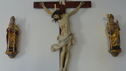 Bild: Martin Besold/exb
Die Erbstücke des Bischof emeritus Wilhelm Schraml haben in Erbendorf einen Platz gefunden. Links vom Kreuz ist der heilige Emmeram angebracht, rechts davon der heilige Wolfgang.