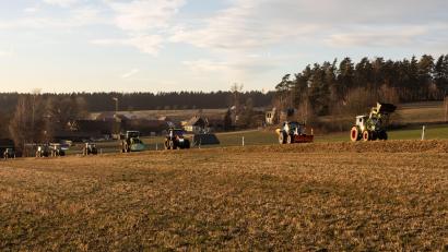 Bild: rw
Ein Protestkonvoi der Landwirte war am Donnerstag in Erbendorf und den umliegenden Gemeinden unterwegs. Hier sind die Fahrzeuge auf der Straße bei Wetzldorf.