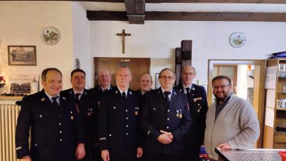 Bild: Feuerwehr Unterbruck/exb
Für ihre 50-jährige Treue zur Feuerwehr Unterbruck gratulierten den Geehrten Manfred Groß und Hermann Dötsch (Vierter und Sechster von links) stellvertretender Kommandant Gerhard Veigl, Vorsitzender Klaus Biersack, Kommandant Martin Stangl, stellvertretender Vorsitzender Marco Philipp, KBM Alois Schindler sowie Bürgermeister Hans Walter (von links).
