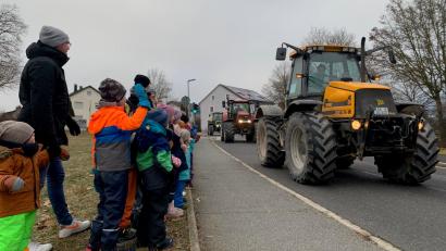 Bild: roa
Bauernprotest zur Freude für Kinder: Am Freitag fahren rund zehn Landwirte am Vormittag von Amberg über Kümmersbruck zurück nach Amberg an Seniorenheimen, Kindergärten und Schulen vorbei.
