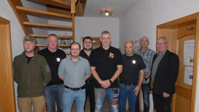 Bild: pop
Die Schmidmühlener Feuerschützen wählen einen neuen Vorstand. Dominik Wondrak (Vierter von rechts) und Fabian Simon (fünfter von rechts) führen den Verein nun für zwei Jahre. Zweiter Bürgermeister Martin Bauer (rechts) gratuliert.