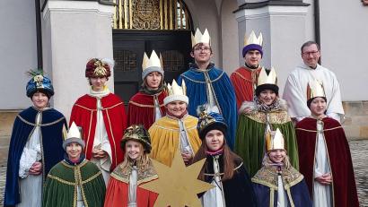 Bild: mma
Pfarrvikar Christian Preitschaft sendet die Ursulapoppenrichter Sternsinger aus.