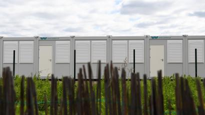 Symbolbild: Soeren Stache/dpa
Frühestens im März soll in Waldershof eine Containersiedlung für etwa 50 geflüchtete Menschen errichtet werden.