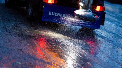 Symbolbild: Moritz Frankenberg/dpa/Symbolbild
Ein Streufahrzeug verteilt Streumittel auf der Straße. In Sulzbach-Rosenberg stürzte ein Rollerfahrer wegen der Glätte auf die Straße.