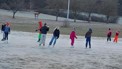 Bild: no
Starke Regenfälle um Weihnachten und der Frost danach bescherten den Kindern in Illschwang eine Eisbahn.