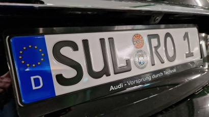Bild: Tobias Gräf
Dieses Kennzeichen würden sich wohl viele Sulzbach-Rosenberger Autofahrer wünschen: Die Kennung „SUL-RO“ passt zwar perfekt zum Namen der Stadt, ist jedoch behördlichen Fahrzeugen vorbehalten – die „1“ am Schluss verrät, dass es sich in diesem Fall um die Dienstlimousine des Ersten Bürgermeisters handelt.