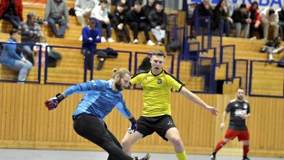 Archivbild: Hubert Ziegler
Mario Schmien (rechts) vom FC Amberg im Duell mit Torhüter Daniel Steinbach (links) vom SV Inter Bergsteig. Im vergangenen Jahr wurde der FC Amberg bei der Hallenfußball-Stadtmeisterschaft Vizemeister hinter dem SV Raigering, der SV Inter Bergsteig belegte Platz vier.
