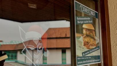 Bild: Gabi Schönberger
Am Eingang zum Burger-Restaurant "Devils Diner" im Eisstadion Weiden wird nach neuem Fachpersonal gesucht.