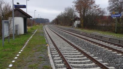 Bild: ak
Nach dem „Gesetz zur sofortigen Verbesserung der Rahmenbedingungen für die erneuerbaren Energien im Städtebaurecht“ könnten Solaranlagen entlang der Bahnstrecke Nürnberg–Marktredwitz (im Bild bei Haidenaab) in einem Korridor von beidseits jeweils bis 200 Metern Breite entstehen, ohne dass die Gemeinde steuernd eingreifen könnte.