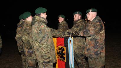 Bild: frd
Sechs Rekruten sprechen mit der Hand an der Truppenfahne die Gelöbnis- oder Eidesformel.