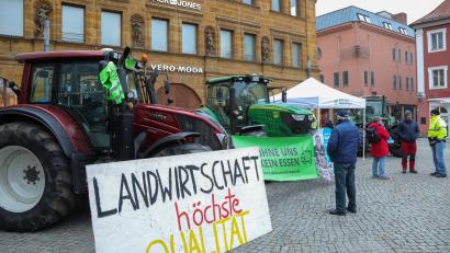 Bild: Wolfgang Steinbacher
Mal keine Demo, sondern Info: Landwirte machen am Freitagvormittag auf dem Amberger Bauernmarkt auf ihre Situation aufmerksam.