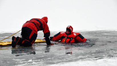 Symbolbild: Andreas Rosar /dpa
Feuerwehrkräfte üben die Rettung von Personen, die auf zugefrorenen Seen ins Eis eingebrochenen sind.