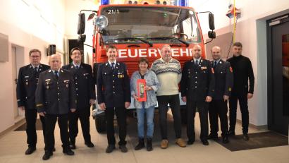 Bild: gi
Von der Feuerwehr Burgtreswitz ehrten und dankten 1. Vorsitzender Christopher Hanauer (Dritter von links) und Kommandant Matthias Meiller (Dritter von rechts) ihren treuen Mitgliedern. Dazu gratulierten auch 2. Bürgermeister Bernhard Rom (rechts), KBR Marco Saller (Zweiter von rechts), KBI Martin Weig (Zweiter von links) und KBM Thomas Kleber (links).