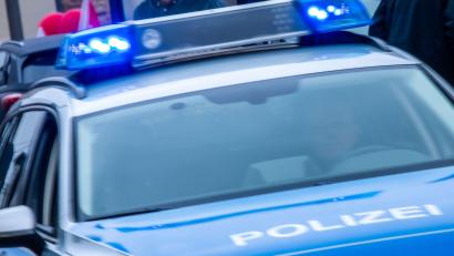 Symbolbild: Jens Büttner/dpa/Symbolbild
Ein Strafverfahren wegen eines Verstoßes gegen das Waffengesetz erwartet einen 77-Jährigen, nachdem die Polizei in seiner Wohnung zwei verbotene Messer gefunden hatte.