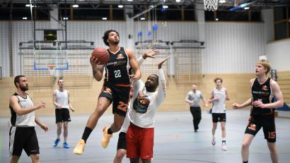 Bild: Tobias Schwarzmeier
Neues Licht, neuer Boden, neue Körbe: Bei einem Testspiel gegen Nachbarn TB Weiden hatten die Neustädter (am Ball Nabil Derman) die Möglichkeit, sich in der frisch sanierten Gymnasiumhalle zu akklimatisieren.