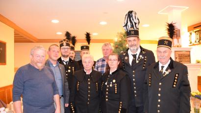 Bild: wku
Wahlen standen beim Bergknappenverein Königstein an. Von links: Wolfgang Strobel, Jörk Kaduk, der neue Vize Toni Stollner, Werner Graf, Richard Luber, Hildegard Bär, Walter Brunner, Birgit und Manfred Stollner sowie Franz Platzer.
