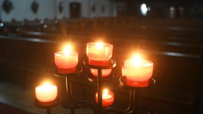 Bild: Gabi Schönberger
Viel Schatten und wenig Licht: Die Kirchenaustrittszahlen in den Weidener Pfarreien sind 2022 gewaltig angestiegen. Und die Gottesdienste werden leerer.