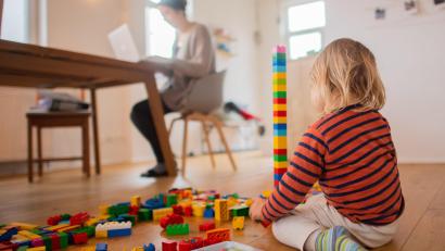 Bild: Julian Stratenschulte/dpa
Ist der Nachwuchs krank, können auch Eltern, die im Homeoffice arbeiten, Kinderkrankentage nehmen.