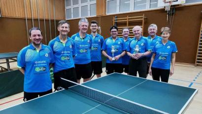 Bild: gz
Vereinsvorsitzender Josef Rauch (Zweiter von rechts) überreicht Vereinsmeister Michael Zierer und Seniorenmeister Siegfried Reindl jeweils einen Pokal.