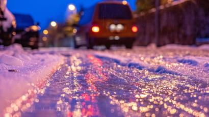 Bild: Armin Weigel/dpa/Symbolbild
Eine dünne Eisschicht überzieht am frühen Morgen eine Straße.