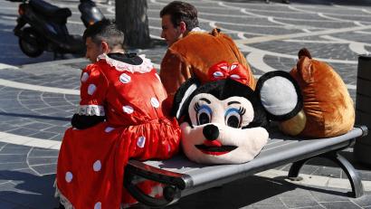 Symbolbild: Darko Bandic
Als Minnie Maus (l) und Puh der Bär verkleidete Straßenkünstler sitzen auf einer Bank. Von Winnie Puh gibt es schon eine Horrorfilm-Version, von Mickey Maus soll bald eine kommen.