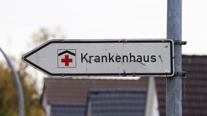 Symbolbild: Marcus Brandt/dpa
Warum die Frau von der Straße abkam und sich überschlug, ist bisher nicht geklärt.