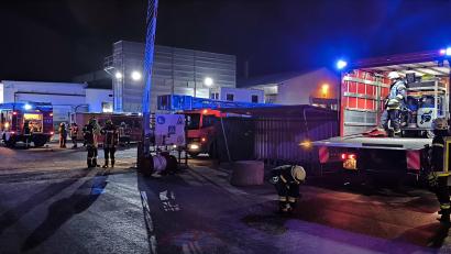 Bild: jma
Einen größeren Feuerwehreinsatz löst ein Brand bei einer Firma in Eschenbach aus.