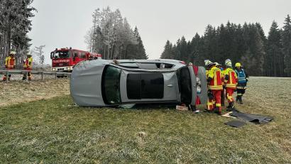 Symbolbild: Feuerwehr Erbendorf
Eine 18-Jährige hat auf der B 22 kurz vor der Abzweigung nach Steinreuth die Kontrolle über ihr Auto verloren und kam nach links von der Fahrbahn in ein angrenzendes Feld ab.