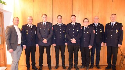 Bild: wku
Einige Veränderungen brachten die Wahlen bei der Feuerwehr Kürmreuth-Hannesreuth. Von links Bürgermeister Jörk Kaduk, Kreisbrandrat Christof Strobl, Manuel Graf, Andreas Winter, Erwin Schinhammer, der neue Kommandant Daniel Kederer, Peter Kraus und der scheidende Kommandant Thomas Kogelbauer.