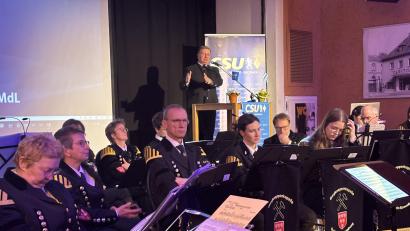 Bild: ge
Staatsminister Christian Bernreiter bei seiner Rede im Capitol. Im Vordergrund Musiker der Bergknappenkapelle.