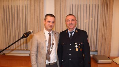 Bild: soj
Bürgermeister Wolfgang (links) verlieh Feuerwehrkommandant Gerhard Horn die Goldene Ehrennadel der Gemeinde Ebnath.