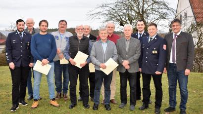 Bild: rgr
In der Jahreshauptversammlung der Feuerwehr Gmünd zeichnen (von rechts) Bürgermeister Edgar Knobloch und Vorsitzender Tobias Schatz langjährige Mitglieder aus.