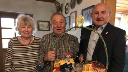 Bild: mma
Thomas Dotzler (Mitte) aus Mimbach, hier mit seiner Frau Barbara, feiert 80. Geburtstag. Hahnbachs Zweiter Bürgermeister Georg Götz gratuliert mit einem Geschenkkorb.