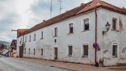 Bild: Susanne Forster
Das Bischof-Senestrey-Haus in Bärnau steht derzeit leer. Bald schon soll darin neuer Wohnraum geschaffen werden, denn die Stadt Bärnau beabsichtigt einen Umbau und eine Sanierung des denkmalgeschützten Anwesens.