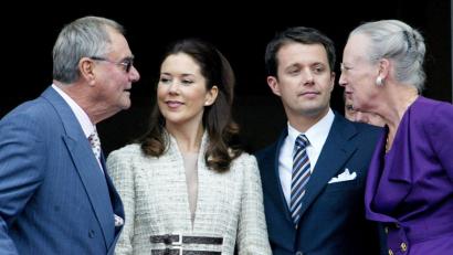 Bild: Heribert Proepper/AP
Dänemarks Kronprinz Frederik (M, r) und seine Verlobte Mary Donaldson (M, l), sprechen mit Königin Margrethe II. (r) und Prinz Henrik.