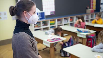 Symbolbild: Sebastian Gollnow/dpa
Zum Schutz vor dem Coronavirus können Lehrerinnen eine FFP2-Maske tragen. Wenn sie schwanger sind, werden sie in Bayern nicht mehr verfrüht freigestellt.